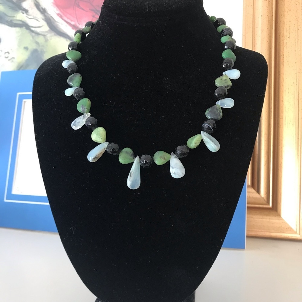 Black onyx and chrysoprase beaded necklace - Picture 3 of 5